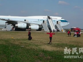 上海浦東一客機突冒煙  乘客緊急逃生
