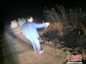校車翻覆 15名小學生溺死