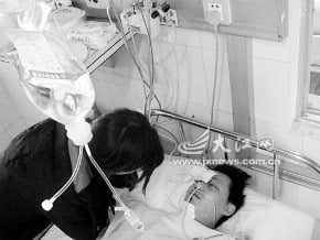 幫派械鬥 驅車衝撞民眾<br />警以身保護 生命垂危