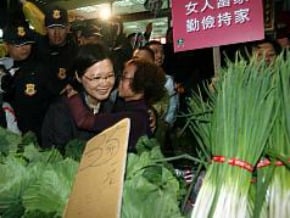 決戰30天 英嘉配狂掃菜市場