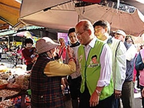 屏東拜票　蘇貞昌讚小英勤儉持家 