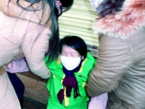 流浪瘋漢沿路毆打女清潔工