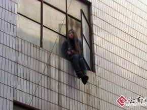 與丈夫吵架 女爬窗揚言跳樓報復