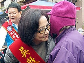 蔡令怡掃街 婆婆媽媽送暖