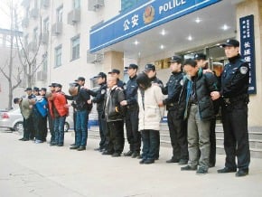 黑道老大疑妻外遇 聚眾砍傷對方