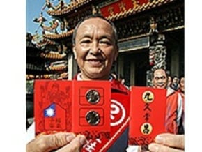 徐耀昌發福氣卡 巧附2元硬幣