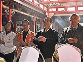 宋楚瑜參拜義民廟 林光華陪同