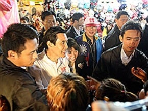 總統嘉義夜市掃街 民眾熱情相挺