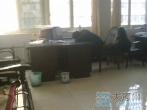 官員酒後上班 呼呼大睡
