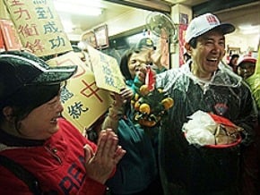 總統楊梅掃街 熱情民眾喊凍蒜
