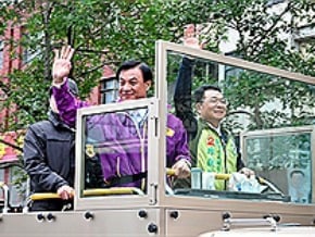 蘇嘉全陳歐珀車隊掃街拜票