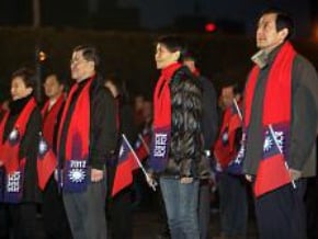 府前升旗 總統伉儷走入人群