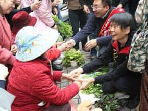 周美青市場拜票 民眾搶握手