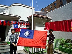 智利僑胞元旦升旗