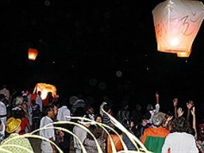 駐露使館舉辦 放天燈祈福活動