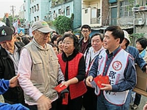 全力輔選 郝龍斌陪邱于軒掃街