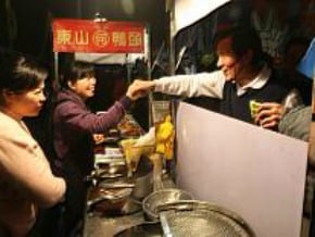 馬掃台東夜市 小六女生偷吻