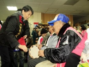 嘉市拜票訪老人 美青贈平安福