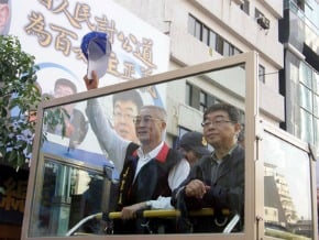 吳敦義陪同邱毅車隊掃街拜票