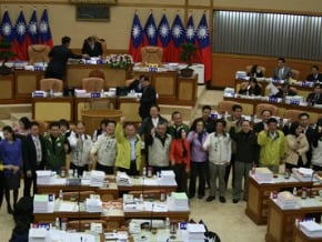 朱立倫請假 議會為禮券吵很大