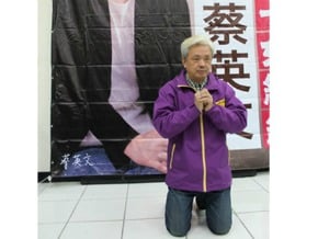 金門綠營議員跪求 盼支持小英