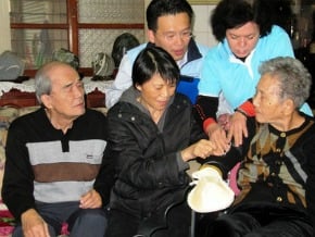 周美青掃街 民眾稱愛心天使