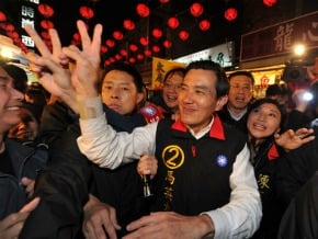 寧夏夜市衝票 民眾熱情擁馬