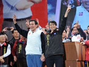 決戰之夜<br />伉儷合體 馬籲集中選票連任
