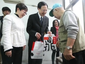 議員快遞年菜給北市獨居老人