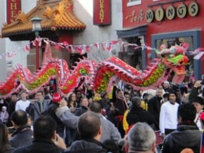 迎龍年遊行 華府中國城擠翻 