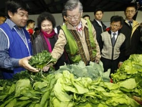 陳?：財長工作不是只有加減稅<br />陳菊楊秋興作陪訪莫拉克災區