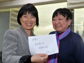 龍應台見張曉風 飛吻展深厚情誼 