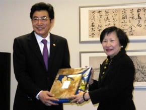郭金龍訪故宮 藏人法輪功抗議