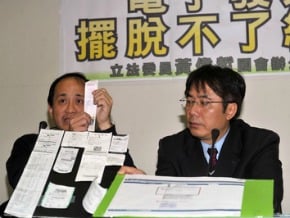 購物刷條碼 手機管理電子發票<br />綠委批：政策實施及就章 民眾困擾