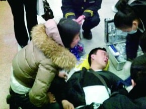 男子求婚被拒 昏倒