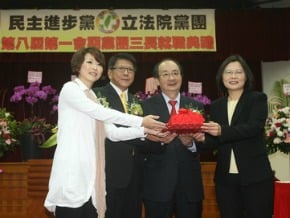 民進黨黨團三長就職　正副院長缺席典禮