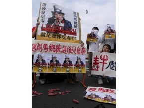 民團府前丟美牛肉 反對進口