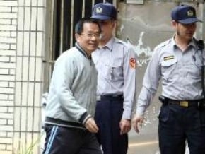 扁明戒護就醫　扁辦不滿不得過夜