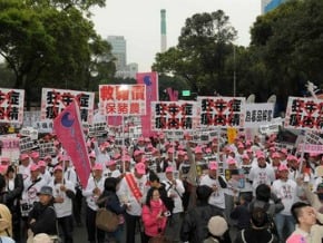 上街抗議　豬糞滿街