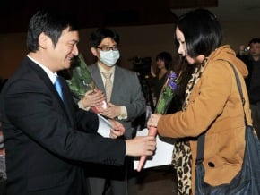 婦女節快樂  楊永明送花女記者