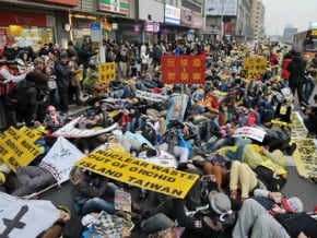日核災週年 台北千人上街反核
