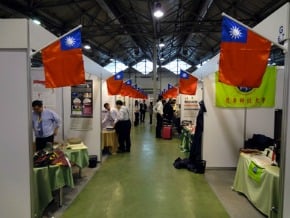 莫斯科發明展 國旗海報搶吸睛