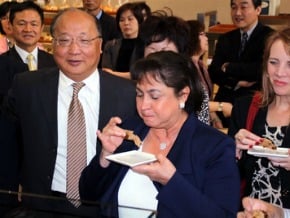瓜國第一夫人 參訪庇護商店