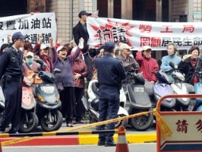 陽光加油站重開幕 居民抗議