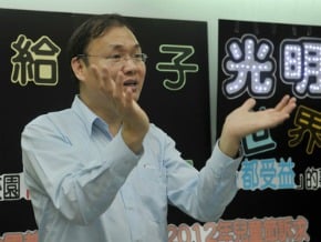 學校瘋省電 學童摸黑吃飯看書