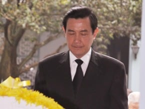 總統慈湖謁陵 俯首追思
