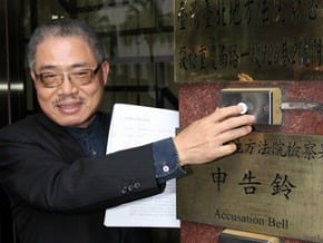 力鵬赴地檢署控告沈慶京