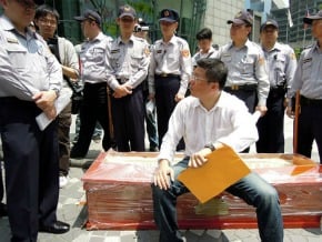 反五股殯葬特區 議員抬棺抗議