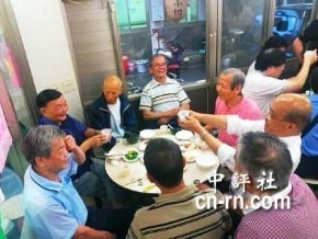 不畏夾殺　蘇貞昌貼出基層拜票照片