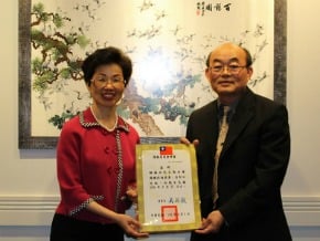 僑務促進委員 張小月頒發聘書
